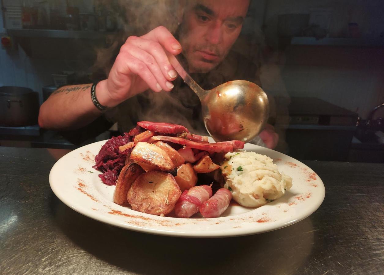 Trawden Arms Community Owned Pub 호텔 Winewall 외부 사진