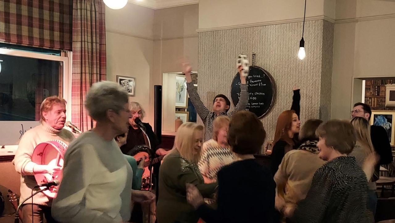 Trawden Arms Community Owned Pub 호텔 Winewall 외부 사진