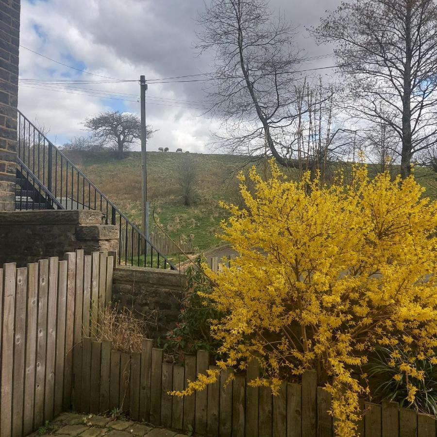 Trawden Arms Community Owned Pub 호텔 Winewall 외부 사진